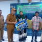 Salurkan BLT DBHCHT 2026, Pemkab Sampang Bagikan Buku Tabungan Secara Transparan