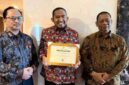 Bupati Sumenep didampingi Kepala Bappeda dan DKPP saat menerima penghargaan di Jakarta