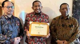 Bupati Sumenep didampingi Kepala Bappeda dan DKPP saat menerima penghargaan di Jakarta