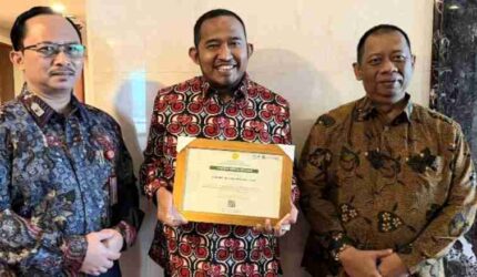 Bupati Sumenep didampingi Kepala Bappeda dan DKPP saat menerima penghargaan di Jakarta