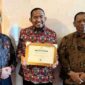 Bupati Sumenep didampingi Kepala Bappeda dan DKPP saat menerima penghargaan di Jakarta