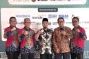 Direktur Utama BPRS Bhakti Sumekar, Hairil Fajar, didampingi jajaran saat menerima penghargaan Sharia Award 2026 dari Infobank dengan kategori Excellent Performance Sharia Rural Economic Bank 2026