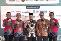Direktur Utama BPRS Bhakti Sumekar, Hairil Fajar, didampingi jajaran saat menerima penghargaan Sharia Award 2026 dari Infobank dengan kategori Excellent Performance Sharia Rural Economic Bank 2026