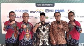 Direktur Utama BPRS Bhakti Sumekar, Hairil Fajar, didampingi jajaran saat menerima penghargaan Sharia Award 2026 dari Infobank dengan kategori Excellent Performance Sharia Rural Economic Bank 2026