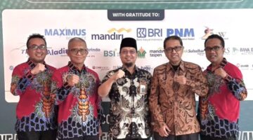 Direktur Utama BPRS Bhakti Sumekar, Hairil Fajar, didampingi jajaran saat menerima penghargaan Sharia Award 2026 dari Infobank dengan kategori Excellent Performance Sharia Rural Economic Bank 2026