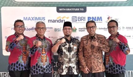 Direktur Utama BPRS Bhakti Sumekar, Hairil Fajar, didampingi jajaran saat menerima penghargaan Sharia Award 2026 dari Infobank dengan kategori Excellent Performance Sharia Rural Economic Bank 2026