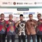 Direktur Utama BPRS Bhakti Sumekar, Hairil Fajar, didampingi jajaran saat menerima penghargaan Sharia Award 2026 dari Infobank dengan kategori Excellent Performance Sharia Rural Economic Bank 2026