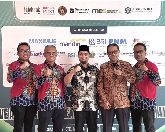 Direktur Utama BPRS Bhakti Sumekar, Hairil Fajar, didampingi jajaran saat menerima penghargaan Sharia Award 2026 dari Infobank dengan kategori Excellent Performance Sharia Rural Economic Bank 2026