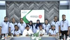 Momentum foto bersama Direktur Utama BPRS Bhakti Sumekar, Hairil Fajar, serta jajaran dan Bupati Sumenep, Achmad Fauzi Wongsojudo 