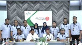 Momentum foto bersama Direktur Utama BPRS Bhakti Sumekar, Hairil Fajar, serta jajaran dan Bupati Sumenep, Achmad Fauzi Wongsojudo 