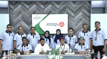 Momentum foto bersama Direktur Utama BPRS Bhakti Sumekar, Hairil Fajar, serta jajaran dan Bupati Sumenep, Achmad Fauzi Wongsojudo 