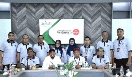 Momentum foto bersama Direktur Utama BPRS Bhakti Sumekar, Hairil Fajar, serta jajaran dan Bupati Sumenep, Achmad Fauzi Wongsojudo 
