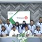 Momentum foto bersama Direktur Utama BPRS Bhakti Sumekar, Hairil Fajar, serta jajaran dan Bupati Sumenep, Achmad Fauzi Wongsojudo 