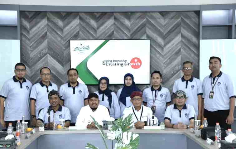 Momentum foto bersama Direktur Utama BPRS Bhakti Sumekar, Hairil Fajar, serta jajaran dan Bupati Sumenep, Achmad Fauzi Wongsojudo 