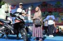 Ketua DPRD Sumenep saat hadir langsung memberikan hadiah pada jalan sehat politik memeriahkan hari Parlemen 2026