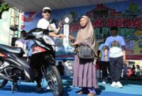 Ketua DPRD Sumenep saat hadir langsung memberikan hadiah pada jalan sehat politik memeriahkan hari Parlemen 2026