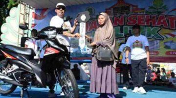 Ketua DPRD Sumenep saat hadir langsung memberikan hadiah pada jalan sehat politik memeriahkan hari Parlemen 2026