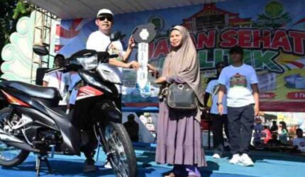 Ketua DPRD Sumenep saat hadir langsung memberikan hadiah pada jalan sehat politik memeriahkan hari Parlemen 2026