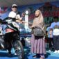 Ketua DPRD Sumenep saat hadir langsung memberikan hadiah pada jalan sehat politik memeriahkan hari Parlemen 2026