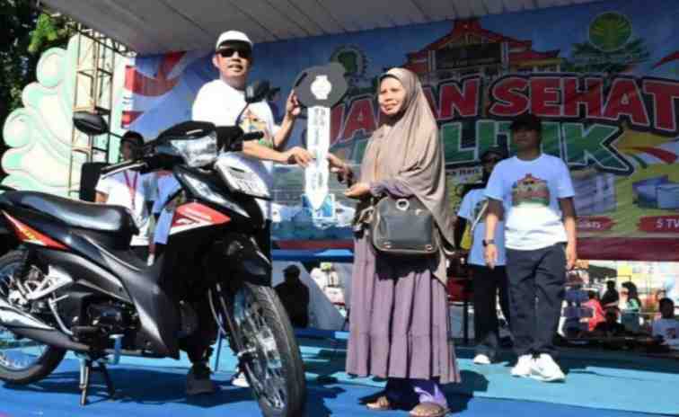Ketua DPRD Sumenep saat hadir langsung memberikan hadiah pada jalan sehat politik memeriahkan hari Parlemen 2026
